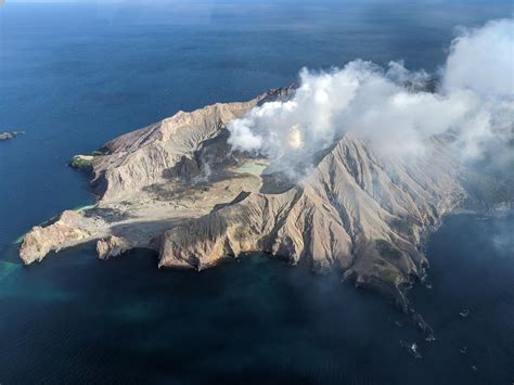 Can volcano forecasting make visiting Whakaari safe again? | PreventionWeb.net