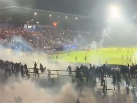 Tragedi Stadion Kanjuruhan, 127 Orang Meninggal Usai Tembakan Gas Air Mata - Hariane.com