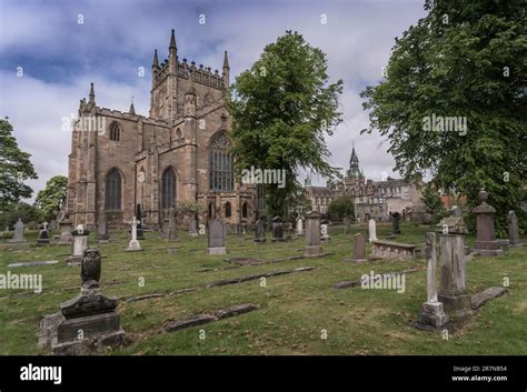 Dunfermline abbey and graveyard Stock Photo - Alamy