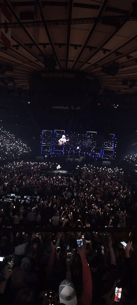 My absolute fav moment of the MSG concert last night. : r/queen