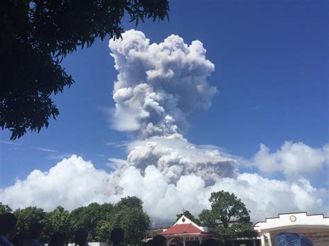 Huge eruption at Mayon Volcano, Philippines, ejects ash 12.5 km (41 000 ...