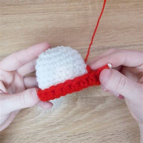 Mini Pom Pom Hat Crochet Pattern: Free Festive Crafting!