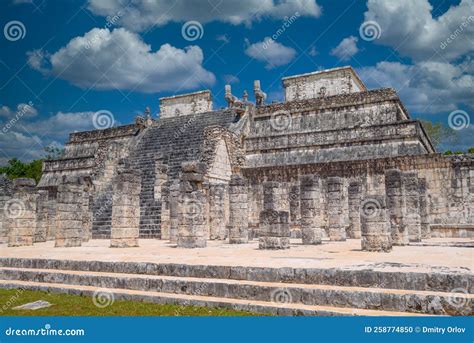 Temple of the Warriors in Chichen Itza, Quintana Roo, Mexico. Mayan Ruins Near Cancun Stock ...