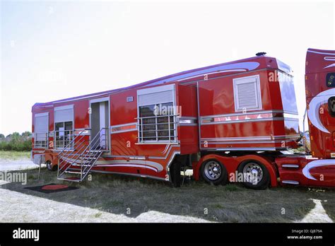 Big circus trailer converted into a rolling apartment in order to live there with all comforts ...