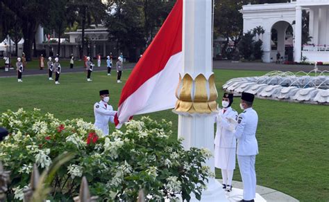 Penurunan Sang Merah Putih Tutup Rangkaian Upacara HUT ke-75 ...