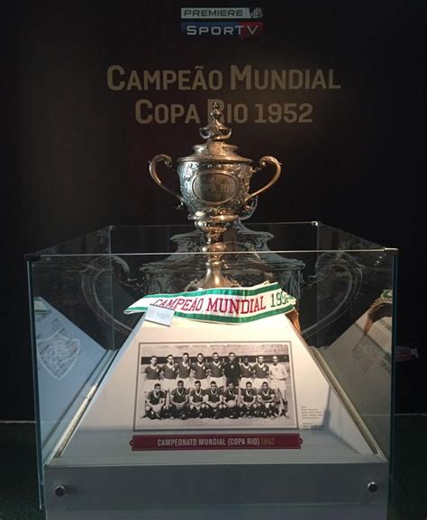 Fluminense põe faixa "Campeão Mundial 1952" no Maracanã em referência ao título da Copa Rio ...