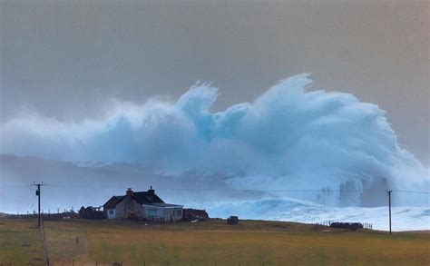 Dramatic moment giant 46ft wave crashing off Eshaness on Shetland ...