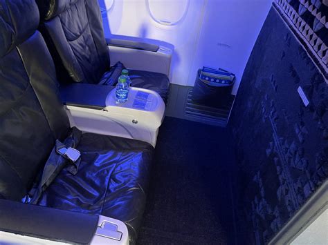 Bulkhead Seating: The Pros & Cons [Includes Airline Guide]