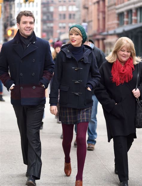 Taylor Swift & Family Grab Lunch In Tribeca