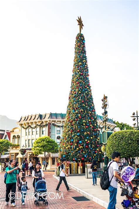 Hong Kong Disneyland – Main Street, U.S.A. – Christmas Town | Dejiki.com