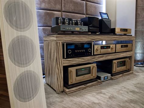 Awesome BASSOCONTINUO audio rack with ACCUPHASE, McINTOSH LABS and AIR ...