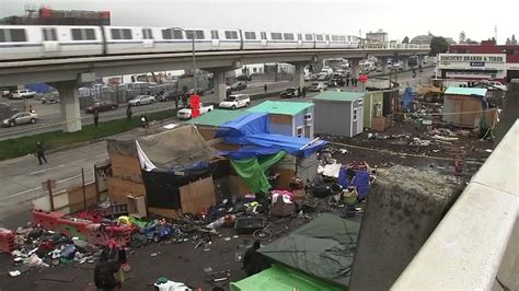 City crews clear big Oakland homeless encampment - ABC7 San Francisco