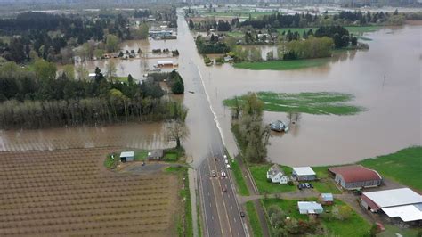 Deputies rescue 4 people, 2 dogs from flooding on Hwy 34 east of Corvallis | KVAL