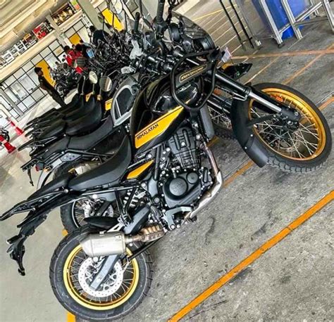 Royal Enfield Himalayan 452 Golden Black and Grey Red Colours Spied