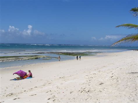 File:Diani Beach towards the south next to the Indian Ocean Beach Club ...