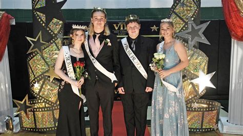 Smithville High School holds prom on Hollywood Red Carpet