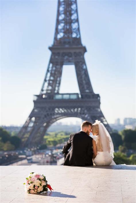 Bridal picture at Eiffel Tower in 2021 | Bridal photos, Eiffel tower, Eiffel tower wedding