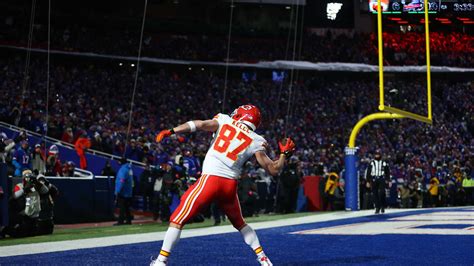 Kansas City Chiefs quarterback Patrick Mahomes finds tight end Travis ...