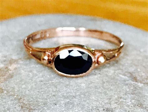 Stunning vintage 9ct rose gold Sapphire ring - hallmarked 1982