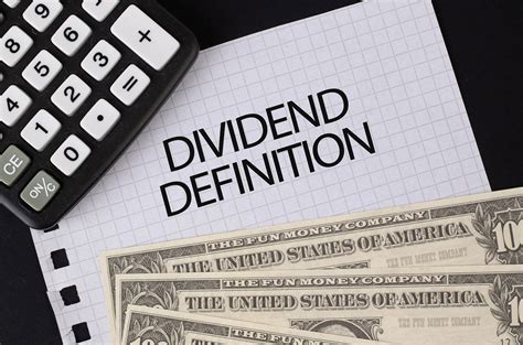 Calculator, money and Dividend Definition text on black table - Creative Commons Bilder