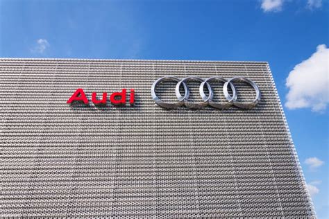 Logotipo Da Empresa De Audi No Carro Imagem Editorial - Imagem de ...