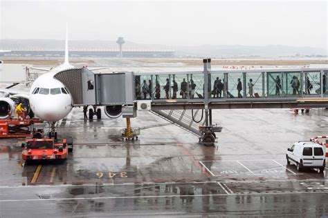 Why Boarding a Plane Early Is Worth It, According to Frequent Fliers