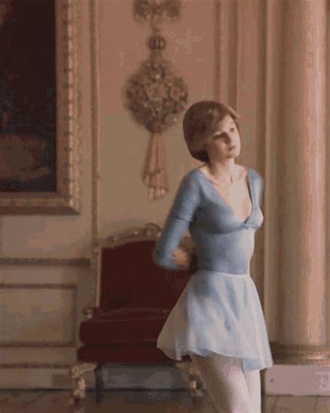 Emma Corrin Princess Diana GIF - Emma Corrin Princess Diana Lady Diana ...