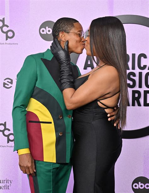 Niecy Nash and Jessica Betts Share a Kiss on the AMAs Red Carpet | Them