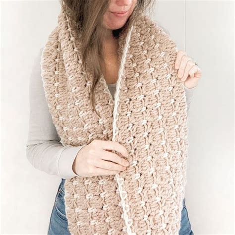 Free Chunky Crochet Infinity Scarf Pattern | Jewels and Jones