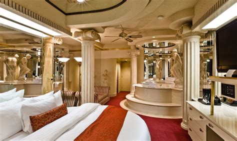 Fantasyland Hotel - Fantasy-Themed Rooms - Top Dreamer