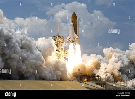 STS-125 Atlantis Liftoff 02 Stock Photo - Alamy