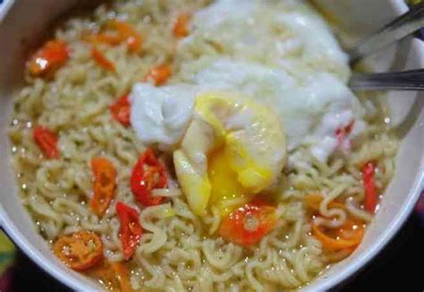 Stop Sekarang Juga! Ini 4 Bahaya Makan Mie Instan Campur Telur Setengah ...