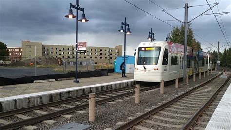 TriMet MAX Light Rail Red Line train to City Center / Beaverton Transit ...