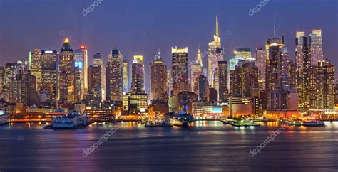 Manhattan por la noche: fotografía de stock © sborisov #11787196 | Depositphotos
