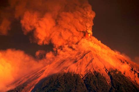 Kinh hoàng cảnh núi lửa phun trào đỏ rực ở Guatemala