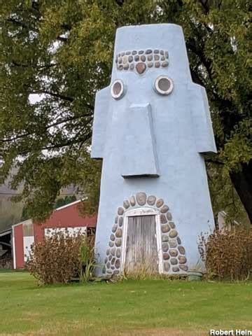 Wadena, IA - Squidward's House: Big Easter Island Head