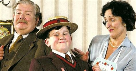 Pourquoi les Dursley détestent Harry Potter ? J.K. Rowling révèle enfin toute l'histoire