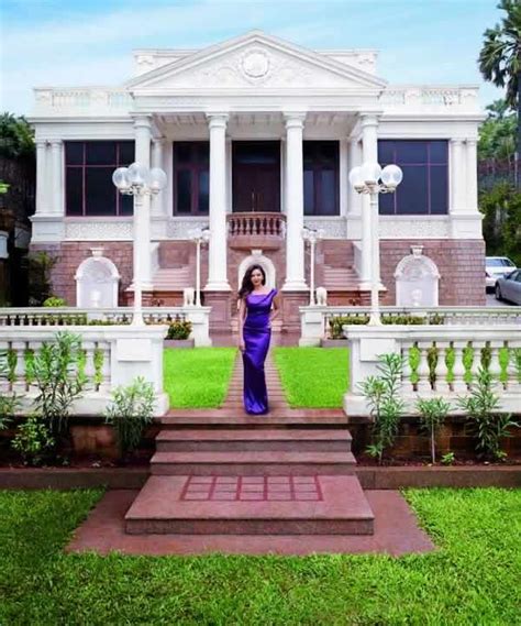 Shahrukh Khan's wife, Gauri Khan, on the lawn of their house ...