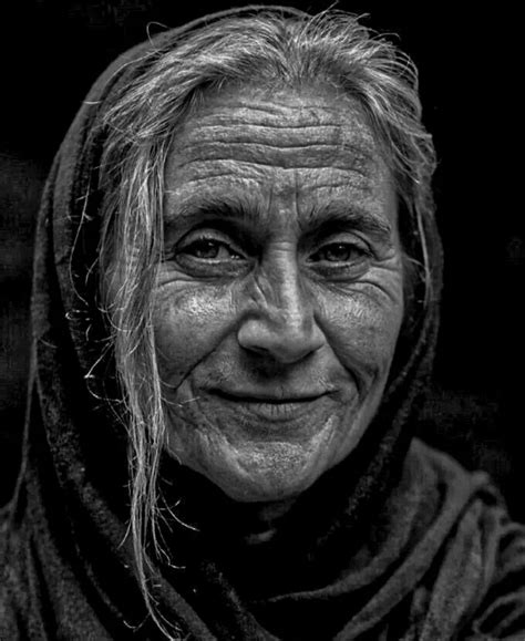 Pin by Chan Sui yin on Old | Sketches of people, Portrait photography women, Black and white ...