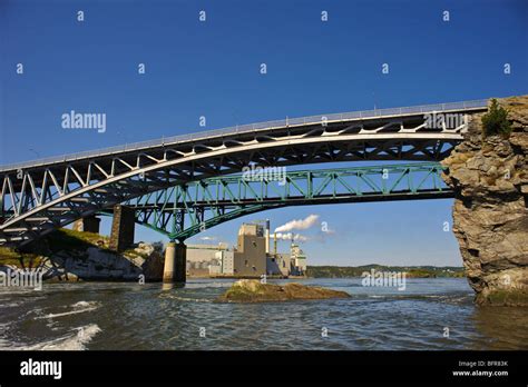 Pont en arc en acier plus de Reversing Falls sur la rivière Saint-Jean à Saint John New ...