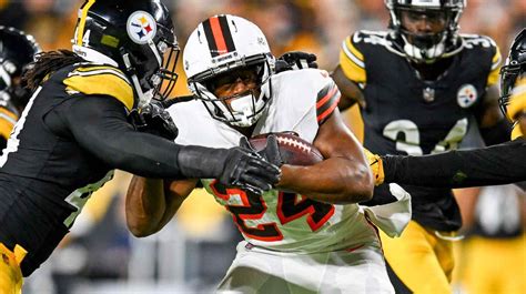 Browns RB Nick Chubb Carted Off Field After Gruesome Injury