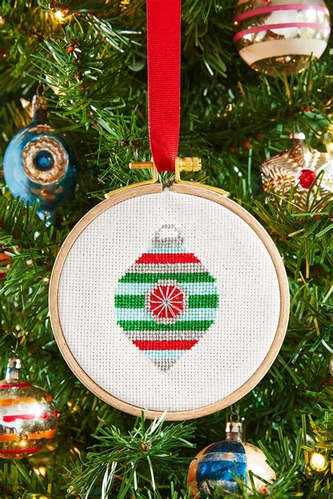 Country Living's Free Cross Stitch Patternscountryliving | Weihnachtskränze diy, Diy weihnachten ...