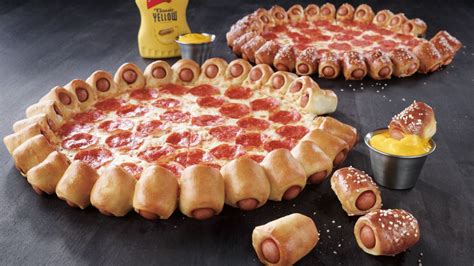 Pizza Hut estrena pizza con “hot dogs” | Mixed Voces