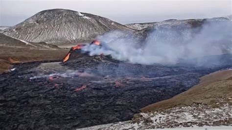 Spatter cones erupting basalt lava (daytime, 27 March 2021… | Flickr