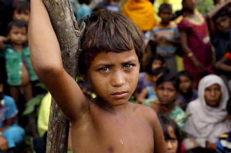 Pope Francis meets Suu Kyi in Myanmar, avoids mention of Rohingya - NBC News