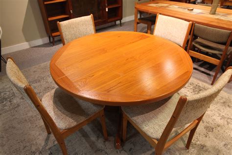 Round Teak Table with 2 Extensions (86" x 47") or (47" Round) – Consign Design Edmonton