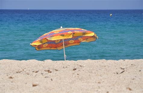 File:Beach umbrella.jpg - Wikimedia Commons