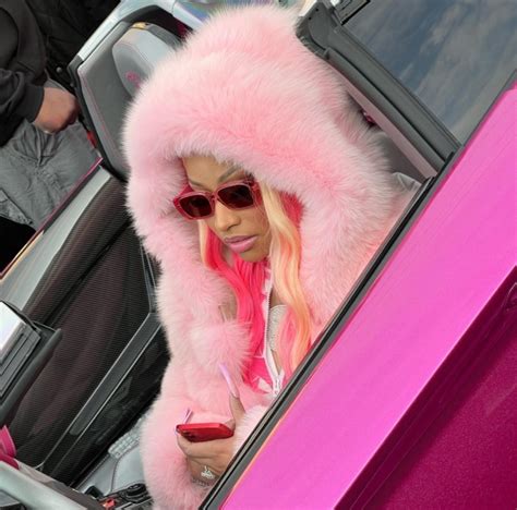 Nicki Minaj Goes All Pink in a Wrapped Lamborghini Aventador SVJ Roadster - autoevolution