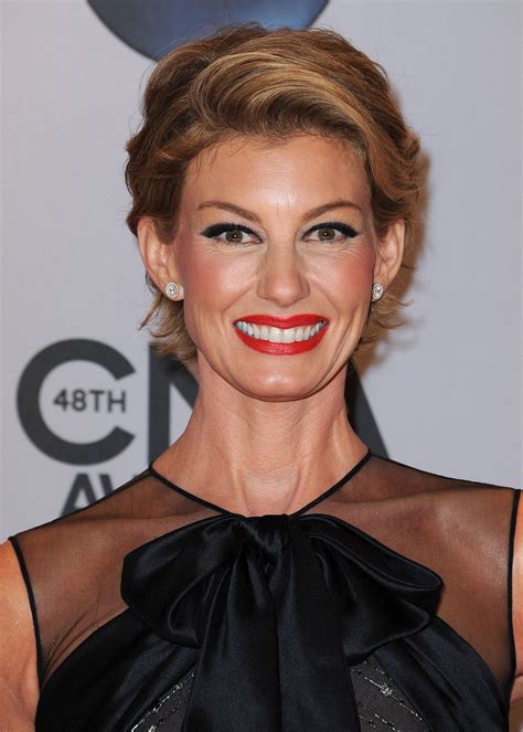 How To Style Faith Hill Hair - Wavy Haircut