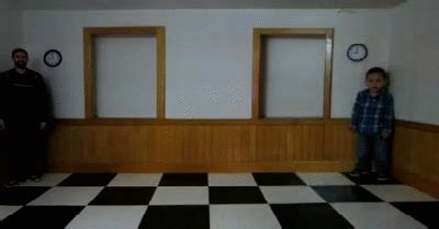 The ames room (optical illusion) : gifs